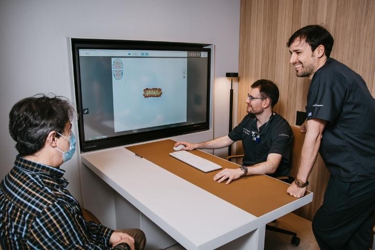 El cuidado de los implantes dentales. Clínica Dental Bousoño Vargas, implantes dentales Oviedo.