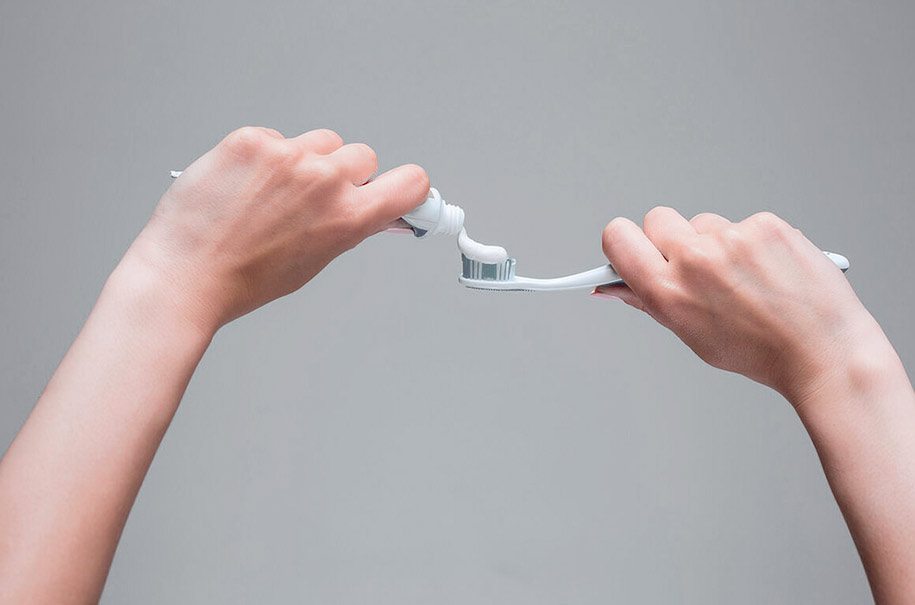 ¿CÚANDO APARECIÓ EL PRIMER CEPILLO DE DIENTES?