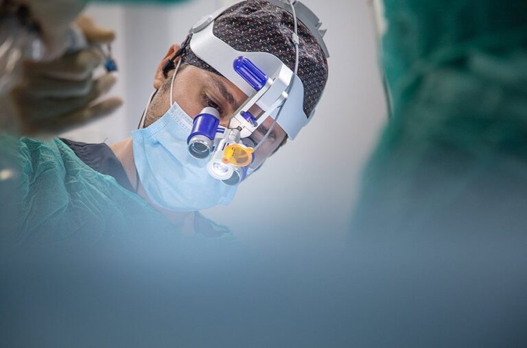 ¿Colocar implantes después de llevar dentadura?