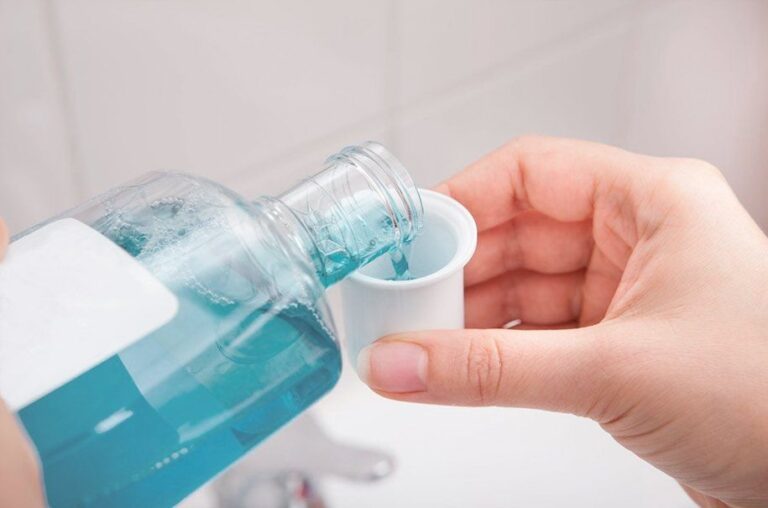 ¿Es aconsejable usar enjuage bucal?