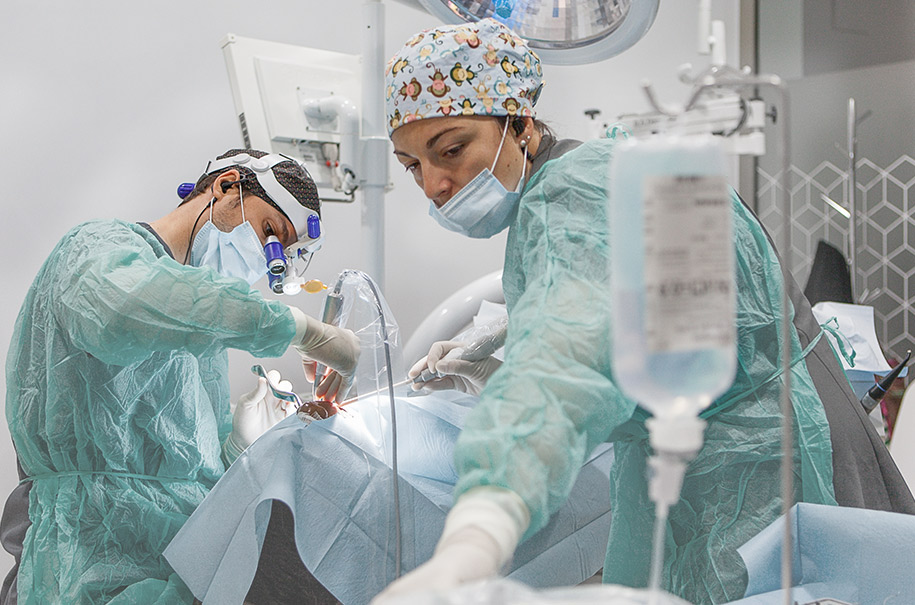 Paciente relajado bajo sedación consciente durante un tratamiento dental en la clínica Bousoño Vargas