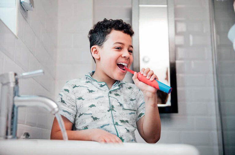 ¿El cepillo eléctrico daña las encías?