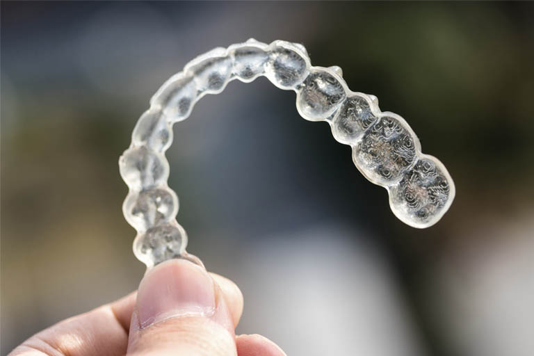 ¿Qué son los ataches de Invisalign y para qué sirven? Clínica Bousoño Vargas, ortodoncia invisible en Oviedo.