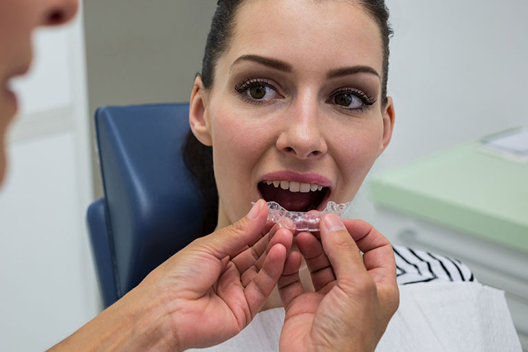 Sonrisa desalineada: causas y tratamiento. Clínica Bousoño Vargas, ortodoncia invisible en Oviedo.