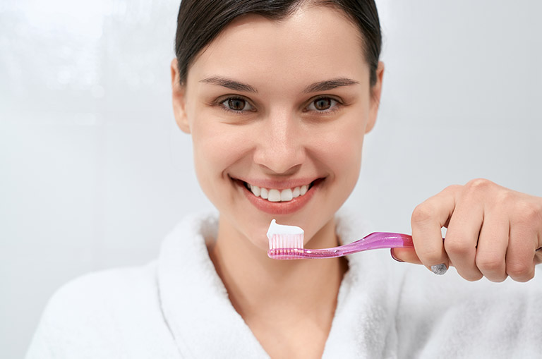 Elimina la placa para una mejor salud bucal. Dentista en Oviedo Bousoño Vargas.