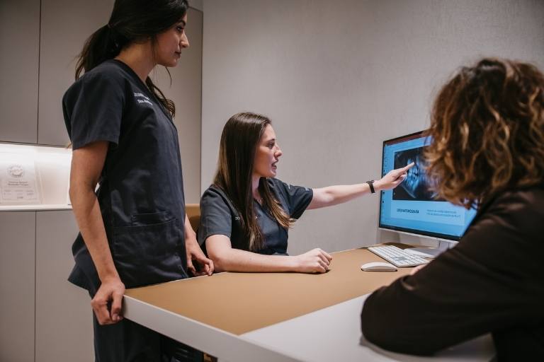 Calma la sensibilidad dental o hipersensibilidad. Clínica Bousoño Vargas. Dentista en Oviedo.
