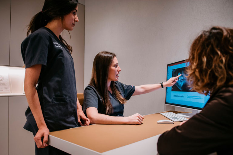 ¿Hay que extraer las muelas del juicio para la ortodoncia invisible? Clínica dental Bousoño Vargas. Ortodoncia invisible en Oviedo.