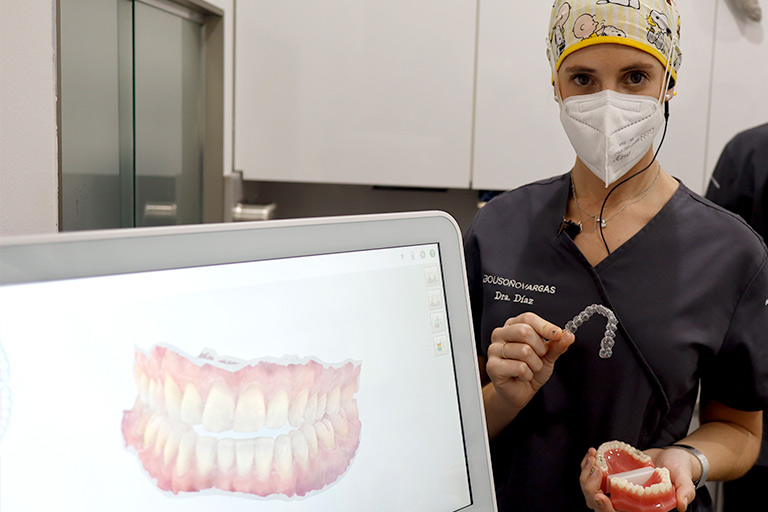 Cómo mantener tu ortodoncia invisible limpia. Clínica dental Bousoño Vargas. Ortodoncia invisible en Oviedo.