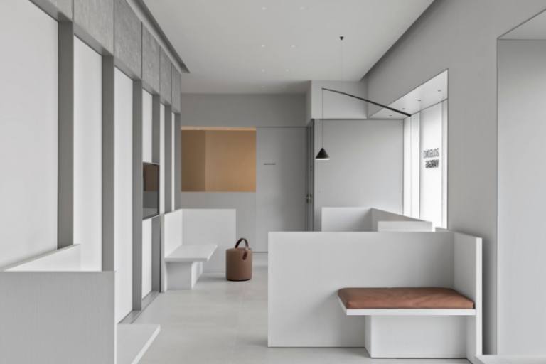 Las lámparas de pie colgantes North de Vibia iluminan nuestra clínica Bousoño Vargas en Oviedo con un ambiente esencial y acogedor.