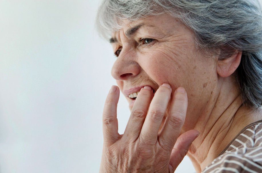 ¿Sientes dolor al llevar implantes dentales Clínica Dental Bousoño Vargas. Implantes dentales en Oviedo