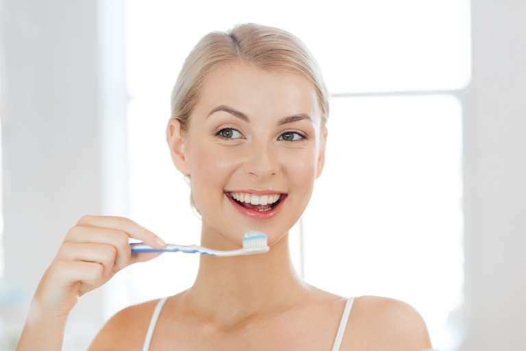 ¿Debemos cambiar el cepillo de dientes tras estar enfermos?. Clínica Bousoño Vargas. Dentista en Oviedo