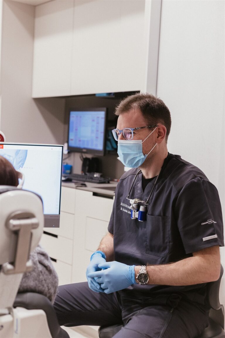 Doctor Rubén Monge, especialista en estética dental y endodoncia microscópica, atendiendo en consulta a un paciente