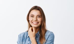 Mujer sonriendo a cámara - Manchas Dentales – Solución y Cuidado - Bousoño Vargas -Dentista Oviedo