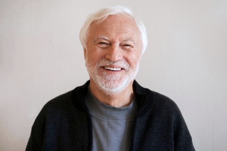 Señor sabio sonriendo - Implantes Dentales para Dentadura Completa - Clínica Bousoño Vargas - Implantes dentales en Oviedo 2