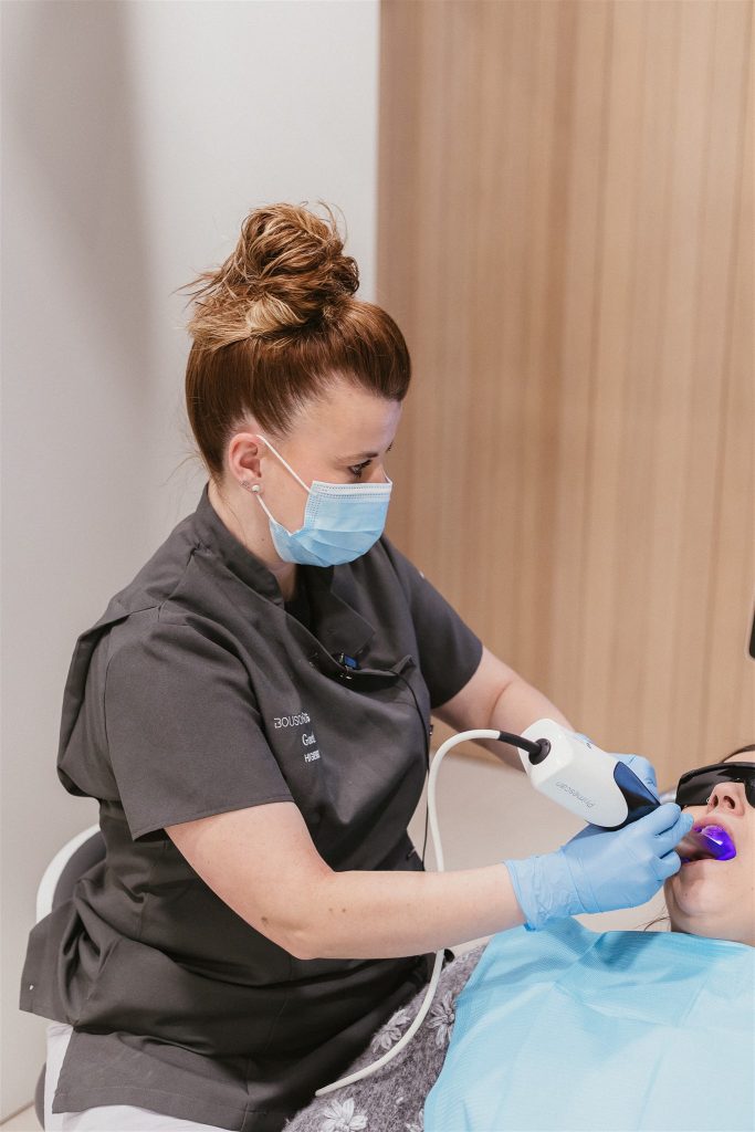 rofesional de higiene bucodental usando escáner digital en la Clínica Dental Bousoño Vargas, Oviedo.