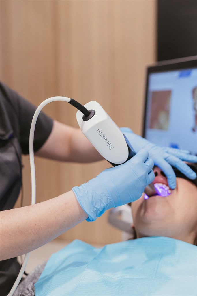 Higienista dental escaneando la boca de un paciente con tecnología intraoral en la Clínica Bousoño Vargas