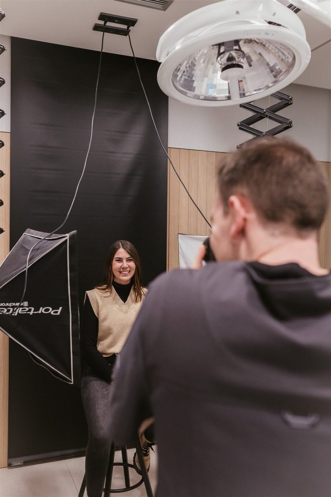 Rubén Monge, dentista experto en estética dental de la Clínica Bousoño Vargas fotografiando los resultados de unas carillas dentales en Oviedo.