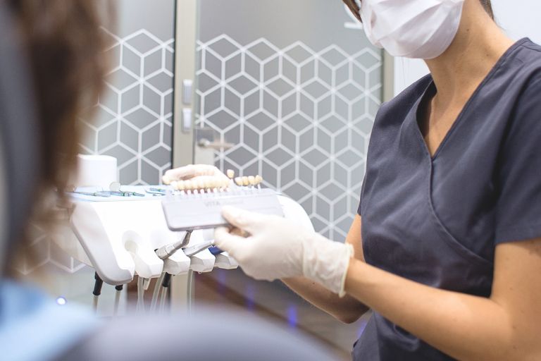 Las principales causas que llevan a tener dientes amarillos. Dentista en Oviedo