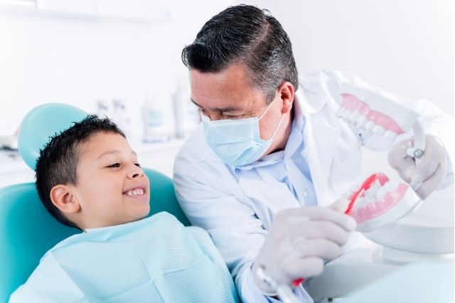 niño sonriendo en dentista-bousoño