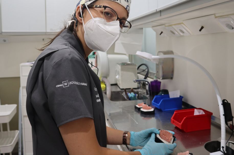 Clínica Bousoño Vargas preparando molde para funda de Invisalign