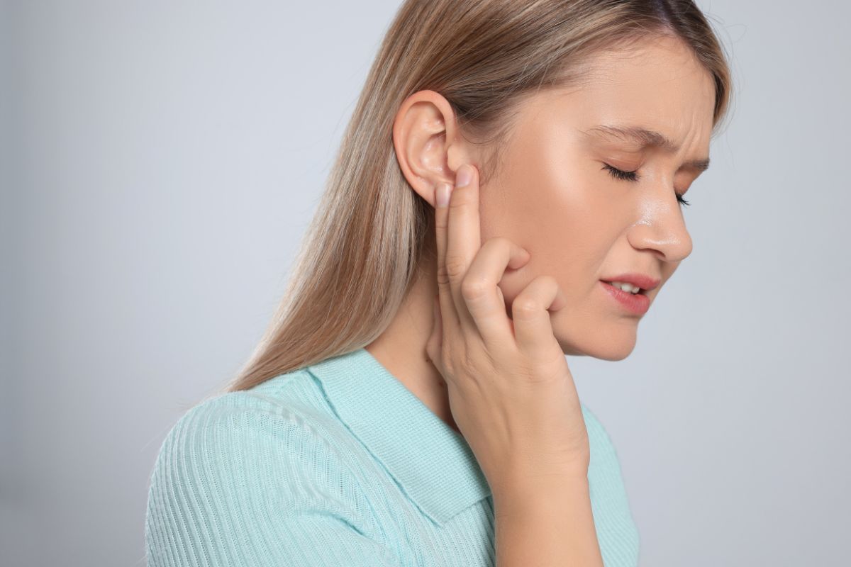 Paciente con dolor de oído debido a un problema dental.