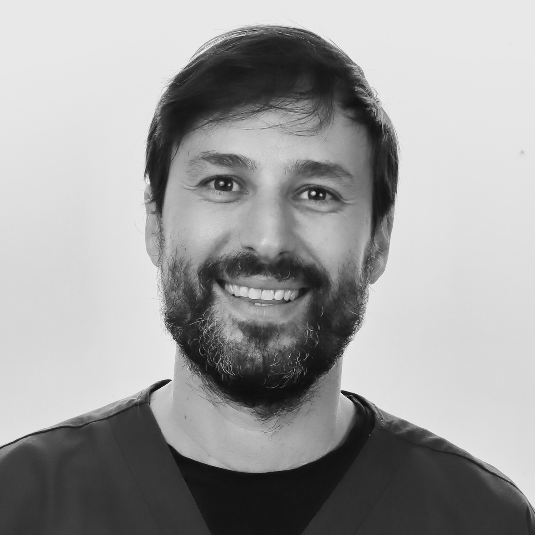 Imagen de Carlos Bousoño sonriendo en su clínica Bousoño Vargas