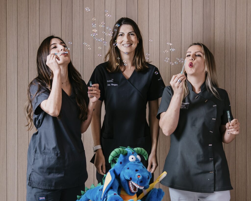 El equipo de odontopediatría de la clínica Bousoño Vargas jugando con pompas para establecer una relación de confianza con los niños