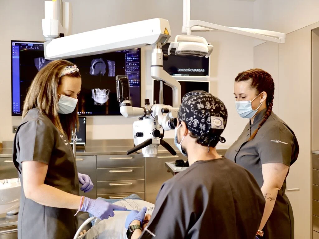 paciente recibiendo tratamiento dental en Bousoño Vargas con el equipo de dentistas Oviedo