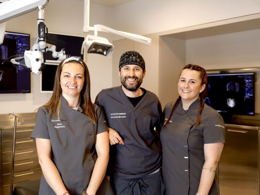 Equipo de implantología de la clínica Bousoño Vargas en el quirófano. De izquierda a derecha: Sara, Carlos Bousoño - experto en implantología - Ana del Valle - higienista