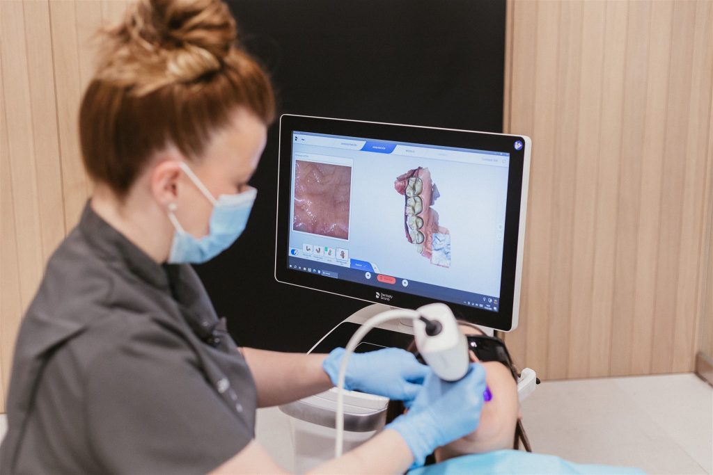 Uitlizando escáner intraoral en la clínica Bousoño Vargas