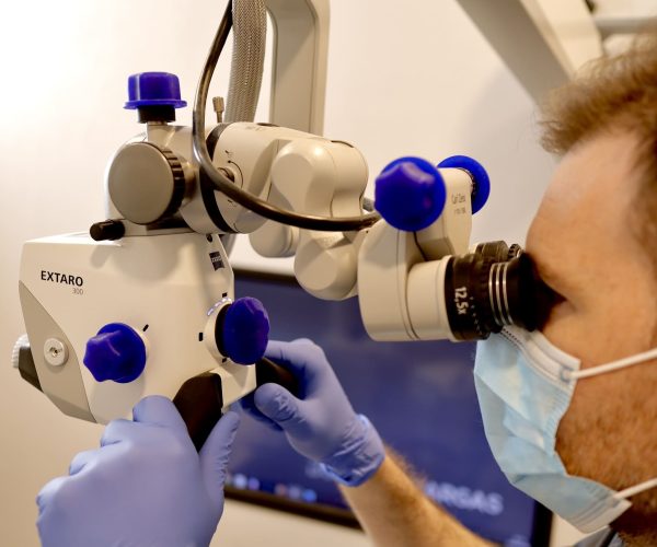 Dentista de Bousoño Vargas utilizando última tecnología para pacientes